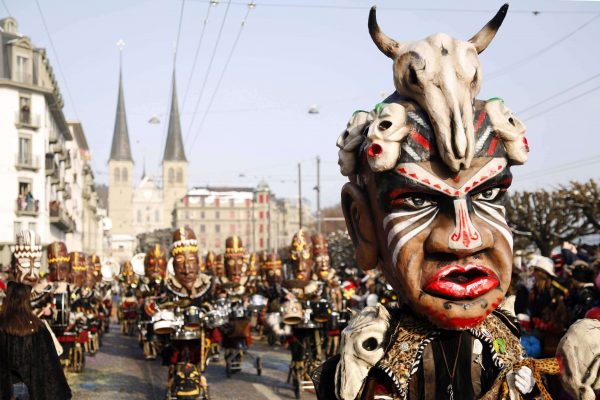 Carnaval na Europa com o tradicional desfile Fritschi