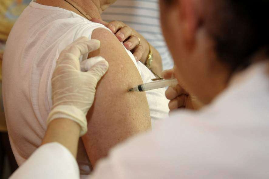Vacina da gripe disponível no Brasil protege contra vírus H3N2
