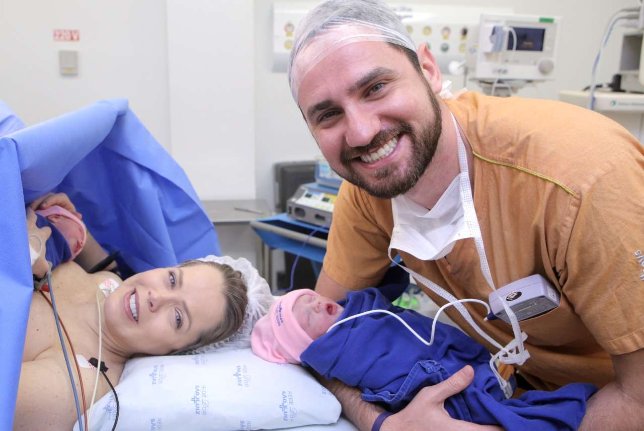Atriz Mariza Marchetti dá a luz às gêmeas Isabela e Helena