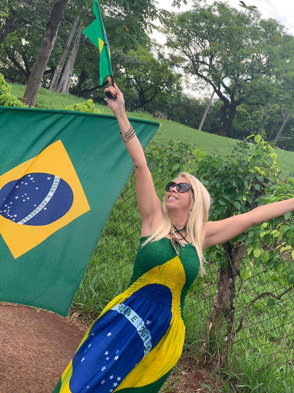 Domingo Eleitoral com Vestido da bandeira do Brasil 
