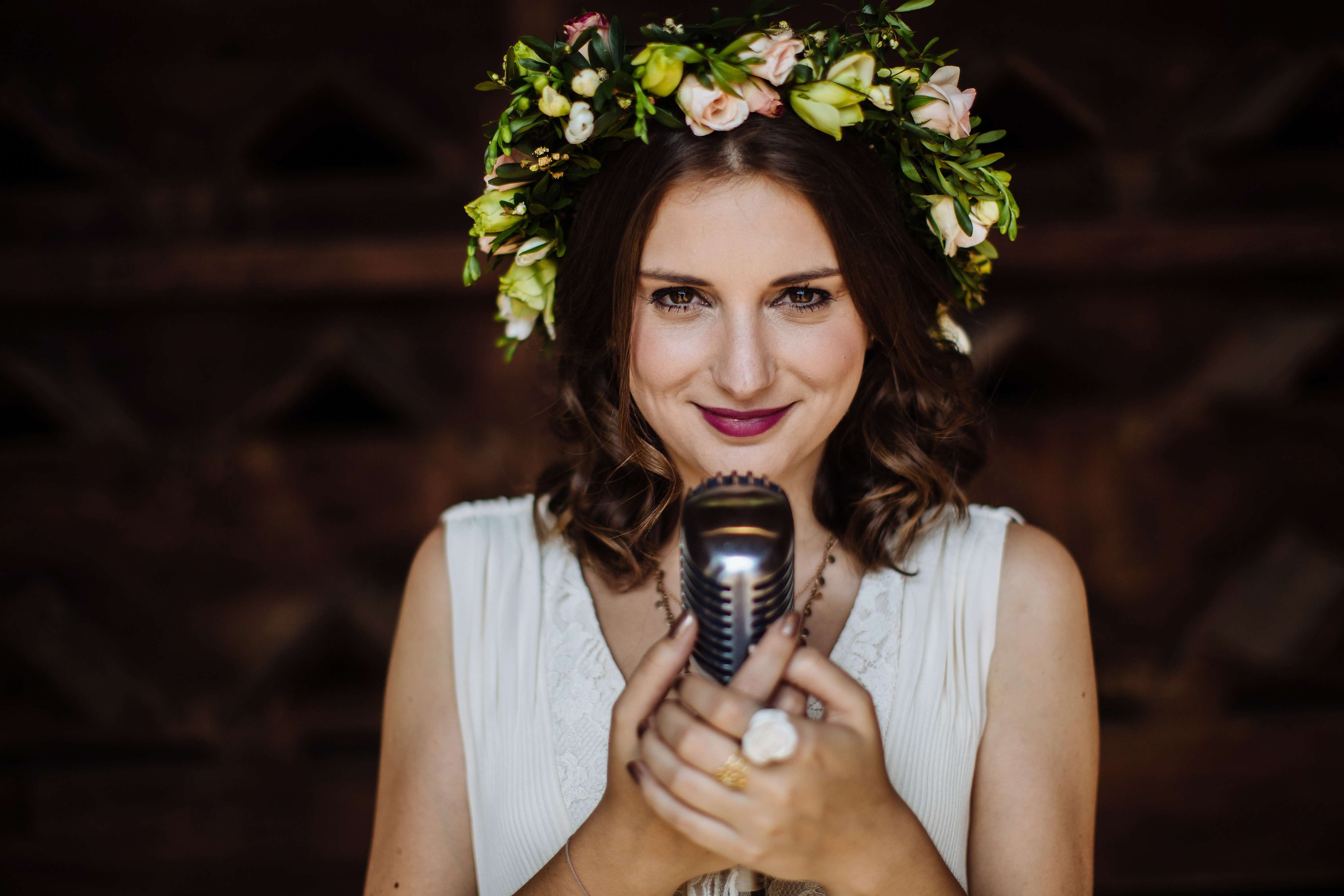 Cantora romântica Lorenza Pozza faz show em SPaulo