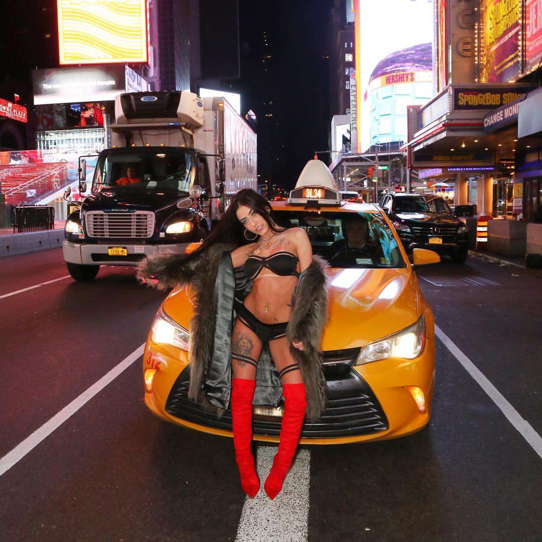 Funkeira posa de cinta liga em plena Times Square