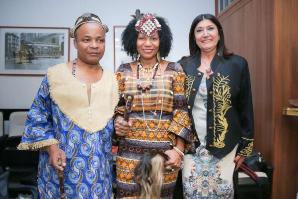 Rainha do Congo Diambi Kabatusuila encanta o Brasil