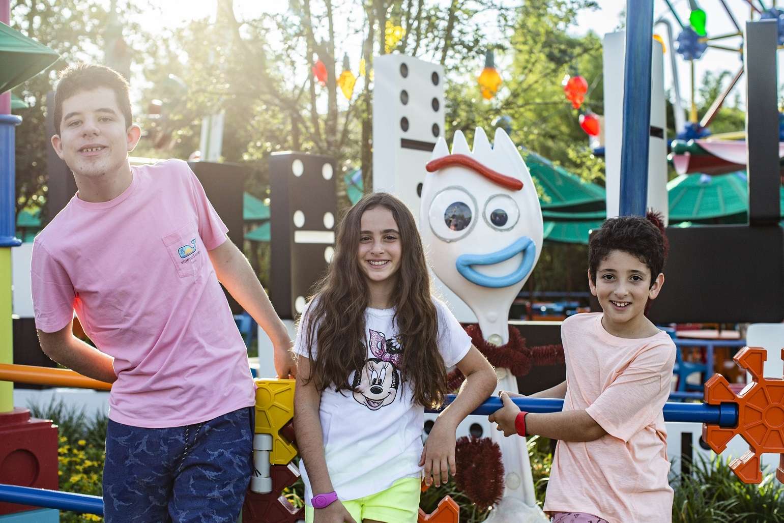 Marcos Mion e família visitam Toy Story Land