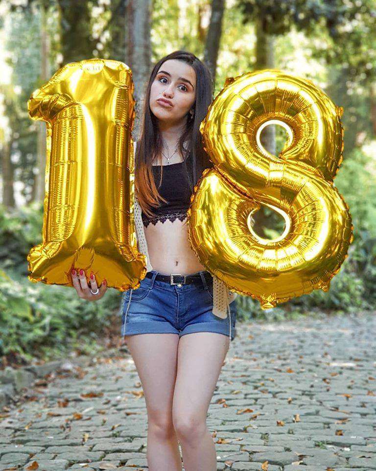 A atriz de Magico de Oz chega aos 18 anos de idade