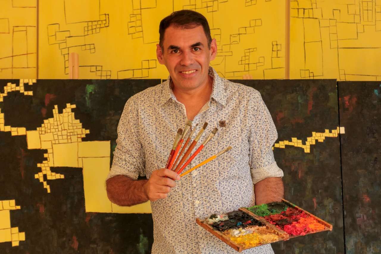 Artista plástico Luiz Bhittencourt com Janelas e Percepção