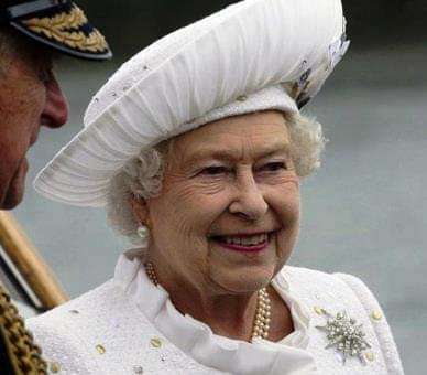 Rainha Elizabeth usa broche criado por Andree Guittcis