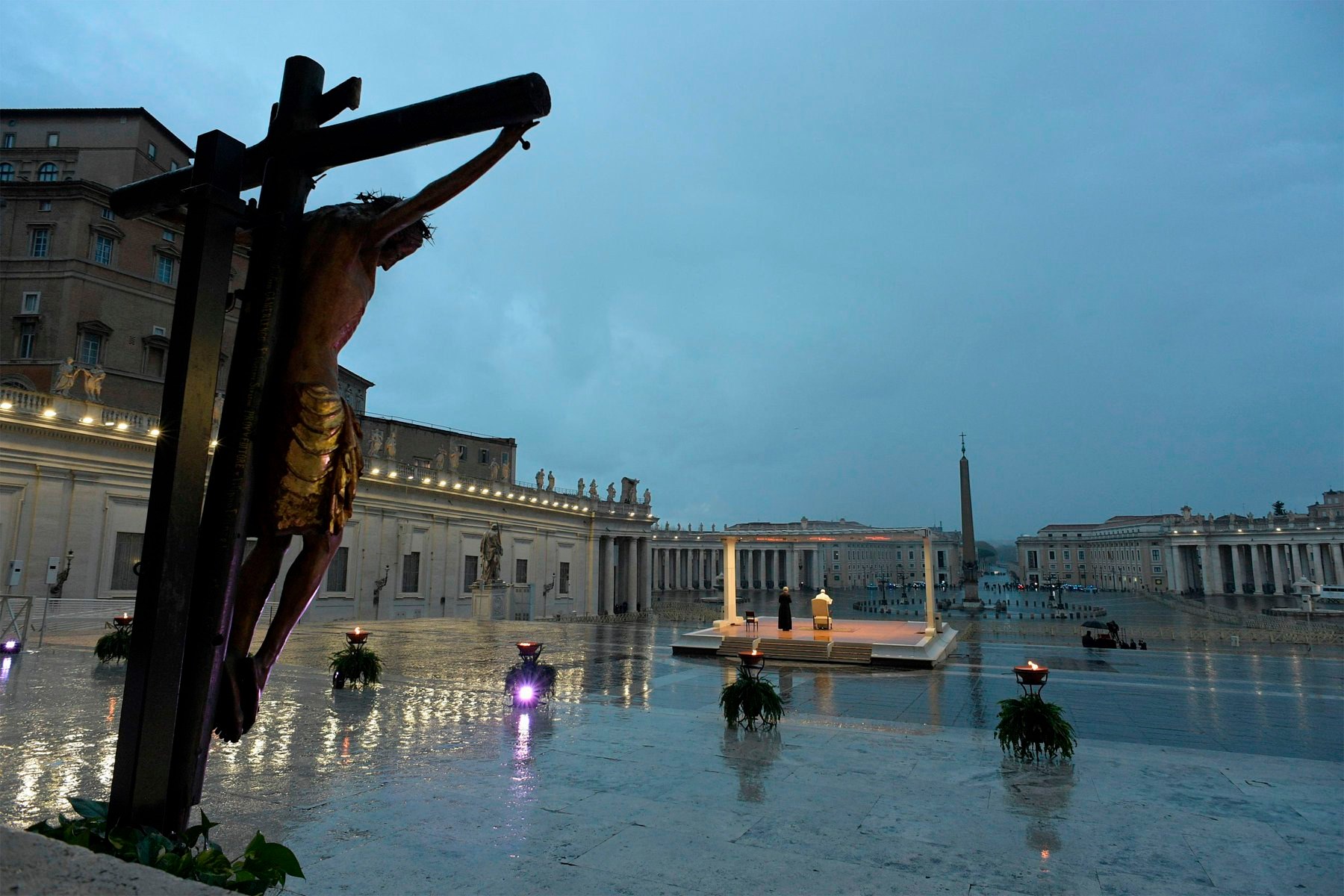 Papa reza sozinho pelo fim da pandemia e concede perdão coletivo aos católicos  
