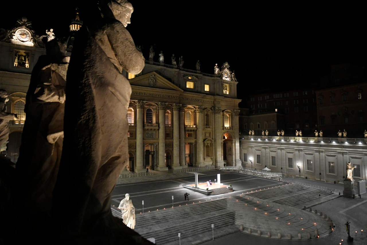 Sem fiéis, Vaticano celebra a Semana Santa.