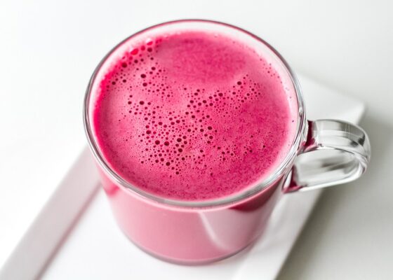 Bebida rosa nutritiva e saborosa é a sensação do momento