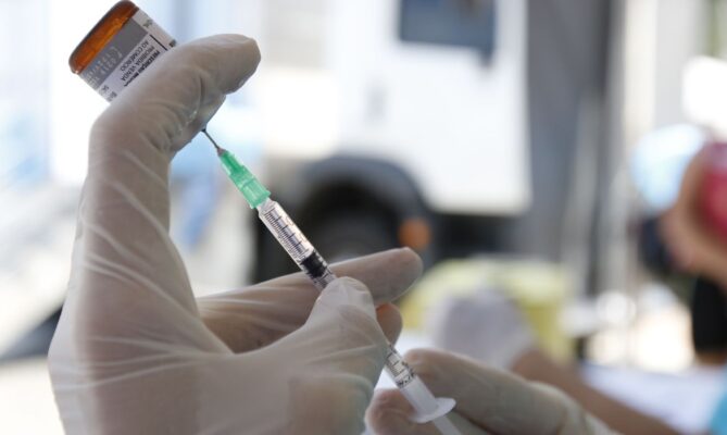 AstraZeneca com 200 Milhões de doses de vacinas até abril