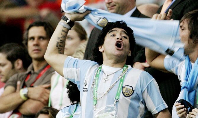 O ídolo do futebol Argentino chega aos 60