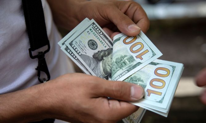 Eleições na Câmara e no Senado propiciam queda do dólar