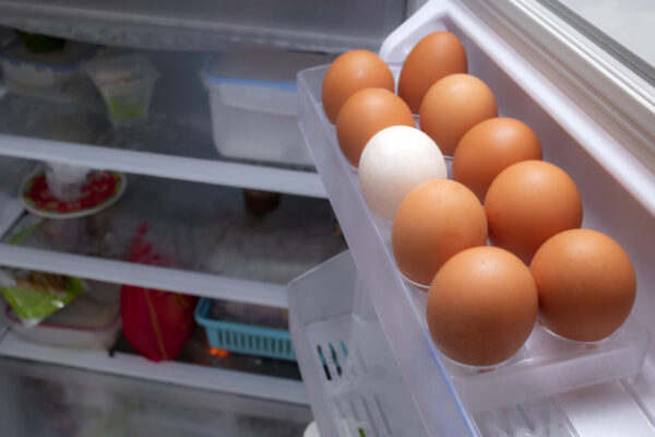 Você ainda armazena os ovos na porta da geladeira?