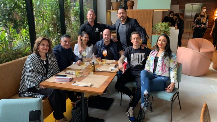 Luis Maida celebra seu aniversário em almoço com amigos