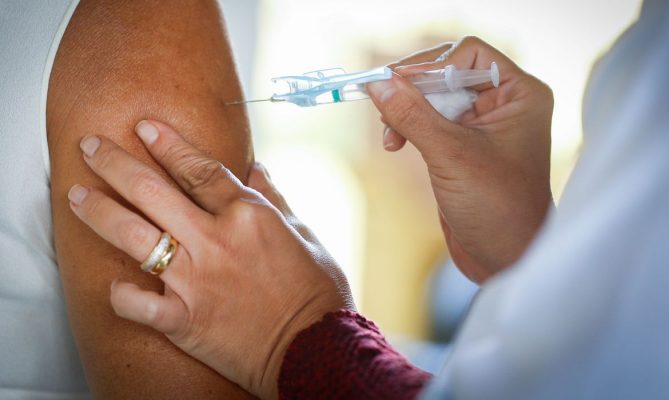 São Paulo inicia vacinação a pessoas de 32 anos
