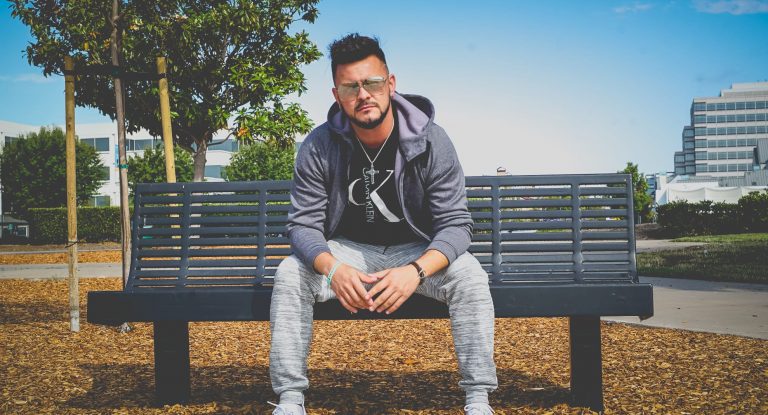 Cantor Sertanejo lança single na Califórnia