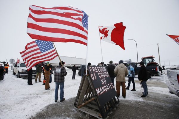 Polícia Canadense retira manifestantes da ponte EUA-Canadá