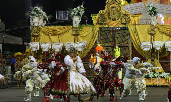 Desfiles de Carnaval são oportunidades para estímulo à leitura