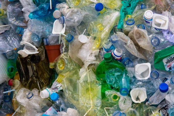 11 milhões de toneladas de plástico nos oceanos anualmente