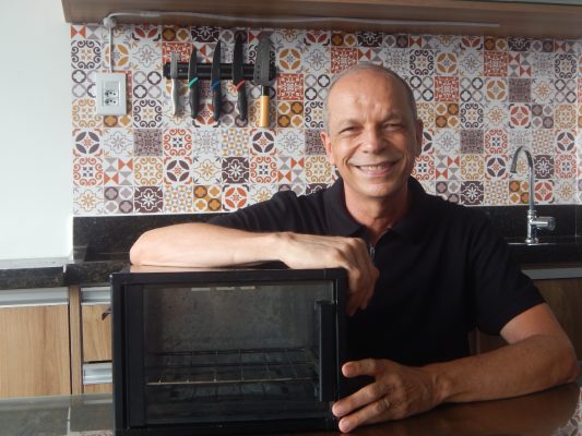 Forno que assa pratos na boca do fogão
