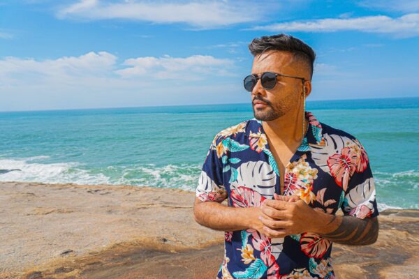Dhayó em seu inédito single "Simples Assim"