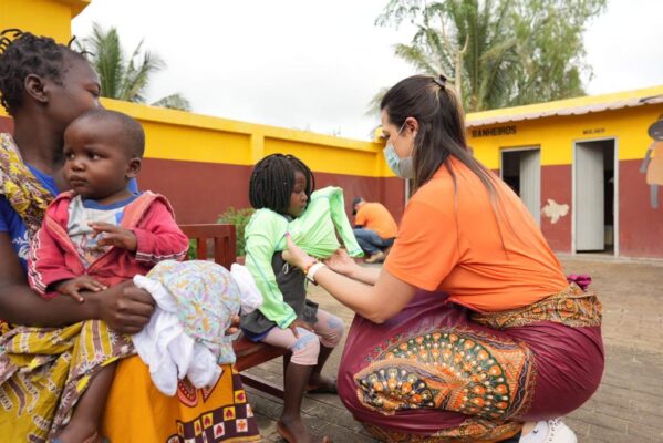 Medica Beatriz Lima realiza trabalhos voluntários na África