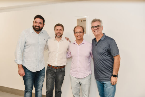 Faculdade Arnaldo inaugura escovódromo Faculdade Arnaldo inaugura escovódromo