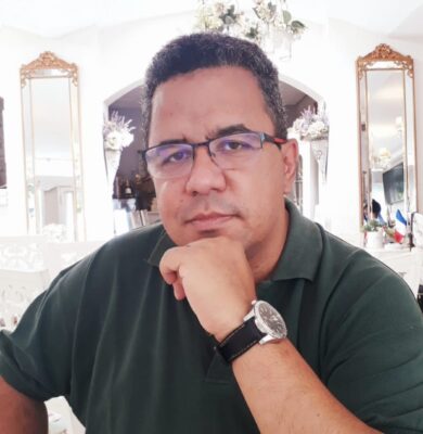 Inventor transforma geladeira em máquina de sorvete