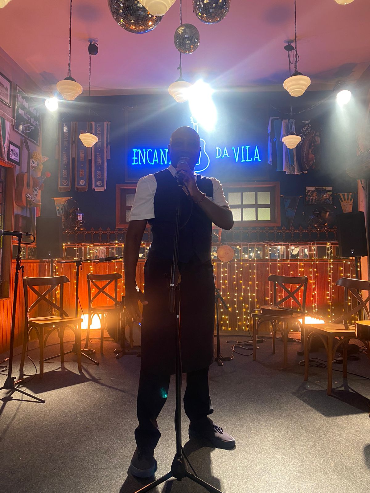 Ator Nando Cunha canta em cena de A Travessia.