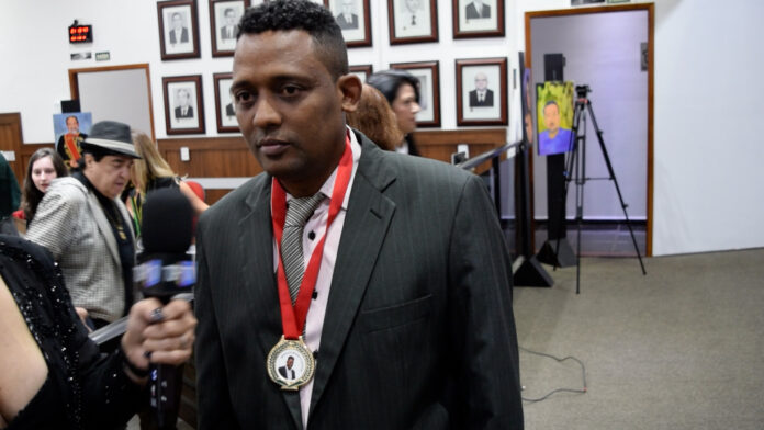 Manno G recebe láurea em cerimônia de homenagem à Rui Barbosa pela Academia Mundial de Letras da Humanidade