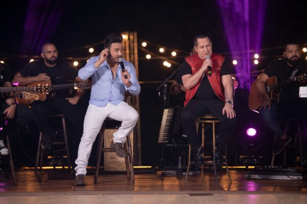 Marcelo Martins e Marrone com pout-pourri de modão
