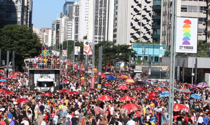 Festa na Avenida Paulista com Parada LGBT