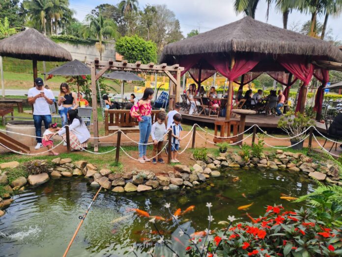 Emporium tropical bar: O encontro de celebridades e gastronomia excepcional