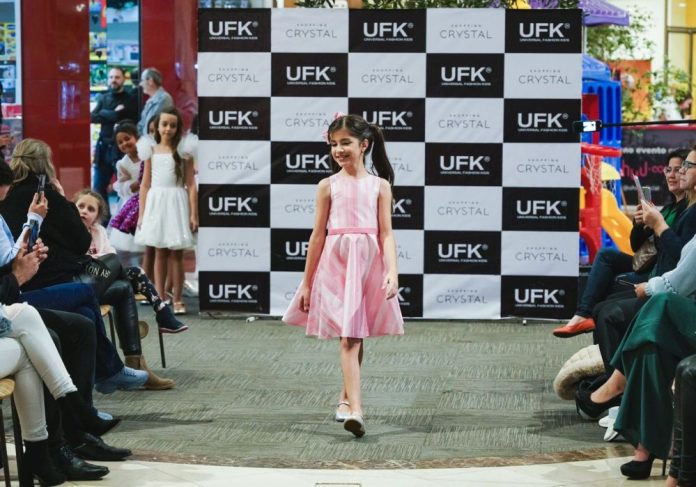 Conhecido por descobrir e desenvolver talentos, o expert em competições de beleza Paulo Filho, escolheu o estado de São Paulo para a primeira seletiva que busca escolher uma estrela para sua marca UFK - Universal Fashion Kids. O projeto, que estreou em 2023 como um divisor de águas no segmento infantil, nasceu com a missão de propor conexão entre talentos e marcas. A edição 2024 ganhou uma roupagem dinâmica que proporcionará escolher um talento por estado. Com seletivas acontecendo de forma 100% virtual e votação através de plataforma digital, seguindo a linha dos principais reality shows americanos, o projeto se torna mais abrangente e democrático, proporcionando a promoção não apenas da grande vencedora, mas, também das participantes das seletivas que tem duração de 30 dias. Eu escolhi essa solução para primeiro minimizar o custo de inscrição das candidatas, o qual na primeira edição era um investimento considerável. Desta forma elas não têm taxa de inscrição, apenas buscam votos entre amigos, familiares, apoiadores e fãs. É como se a candidata buscasse um financiamento coletivo da comunidade para realização do seu sonho” - explicou Paulo Filho, CEO do grupo. Valentina Melo - Crédito da Foto Dan Komarcha O mercado infantil é extremamente promissor, segundo levantamento realizado em 2023 pela Universidade de São Paulo (USP), o segmento movimenta cerca de R$ 50 bilhões por ano, apresentando um crescimento médio anual em torno de 14%. Entendendo a necessidade do mercado, o UFK realizará um grande evento nacional recebendo talentos dos mais diversos estados em Curitiba-PR, onde as crianças participarão de gravações, fotos, desfiles e uma será escolhida como o rosto da marca nacional. A etapa de São Paulo já está em andamento e conta com 29 crianças de 23 municípios diferentes. A seletiva paulista vai até o dia 10 de Junho, e os interessados podem votar e apoiar sua favorita através do site: Horadamiss.com/votacao/UFK-SP/  . No dia 11 de Junho a representante de São Paulo será anunciada e seguirá em preparação para o evento nacional que está datado para o dia 12 de Outubro.