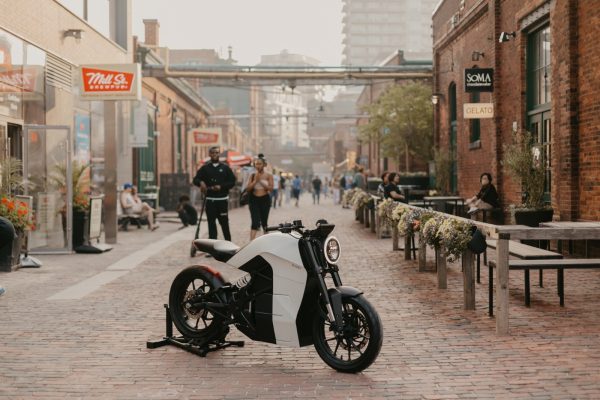 Nova moto elétrica que atinge alta velocidade 