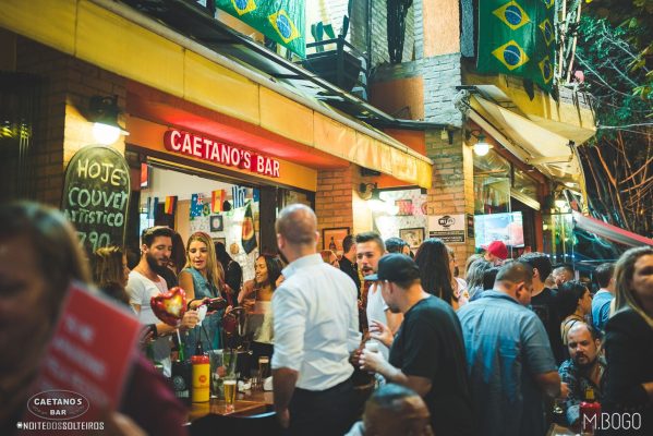 Encontro dos Corações Livres: Celebração da Solteirice no Caetano's Bar em 12 de Junho