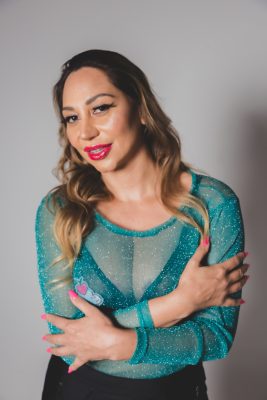 A cantora Naiá Camargo inaugura o MBORA BAR.