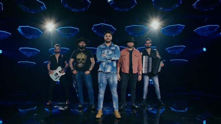 Nando Moreno e Traia Véia com "Guarda Chuva"