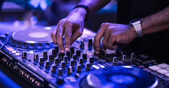 O que um DJ faz: explorando o universo da música eletrônica