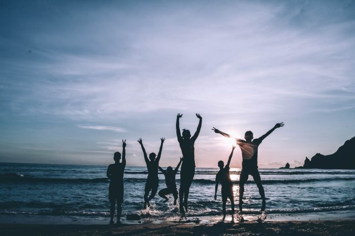 Na imagem, familia a aproveitar o lazer de forma acessível na praia