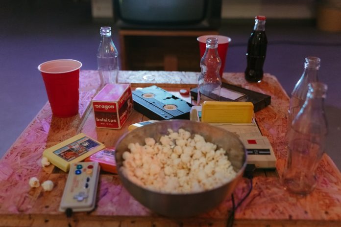 Na imagem, dia de lazer em casa com sessão de filmes