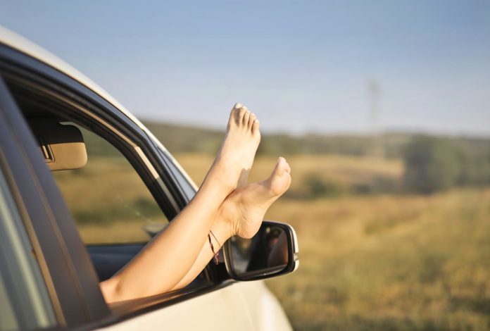 Na imagem, pessoa viajando para aprovitar o fim de semana