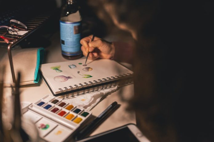 Na imagem, pessoa praticando hobbies de pintura