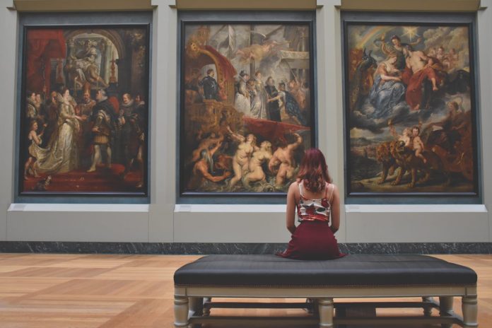 Na imagem, mulher em passeios culturais