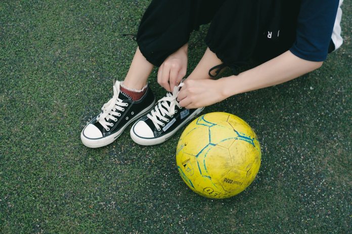 Na imagem, pessoa praticando esportes de lazer