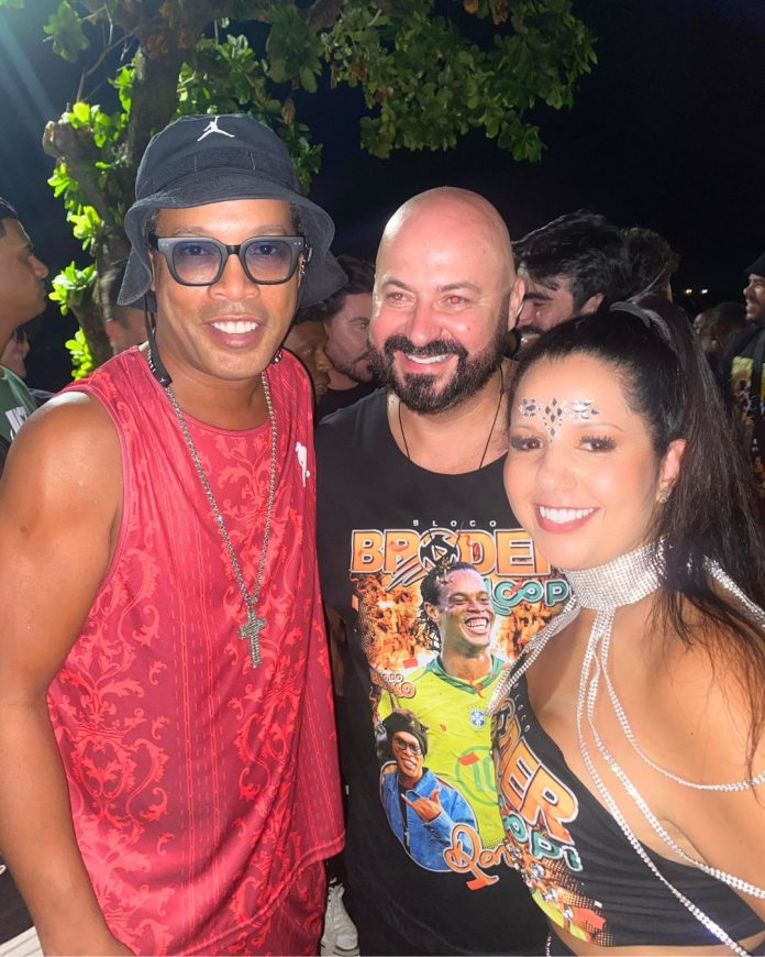 CEO do Jogo dos Famosos, Márcio Granada, passa Carnaval em Salvador ao lado de esposa e de Ronaldinho Gaúcho