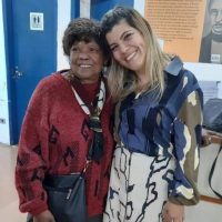 A bibliotecária Ursulina encontra a escritora Luciene Muller, que viveu em situação de rua. Foto: Osmar Müller