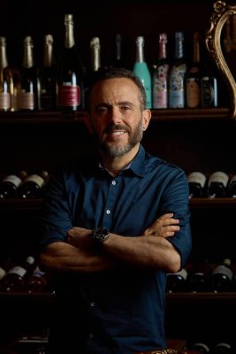 Isaac Azar lança o livro Invadiram Minha Cozinha 