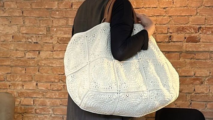 Espaçosa, prática e feita artesanalmente, a Bolsa Tarsila comporta tudo que você precisa sem perder o estilo e é uma das mais vendidas. Foto: Cristina Sasaki.